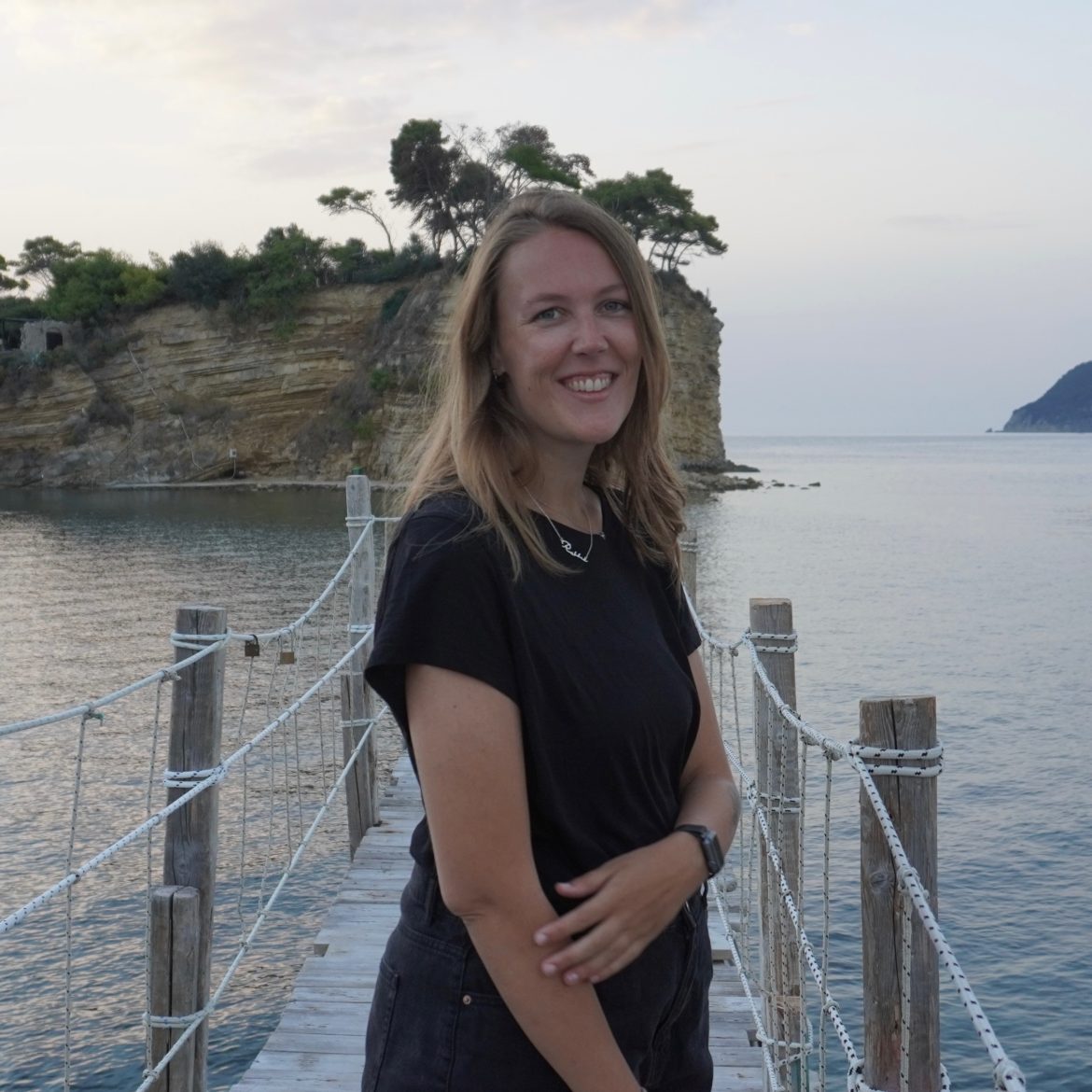 Iris kreeg hartstilstand tijdens de zwangerschap, toen ze op babymoon was. Haar zoon is toen overleden. Dit is een foto van Iris, terwijl ze bij de zee staat.