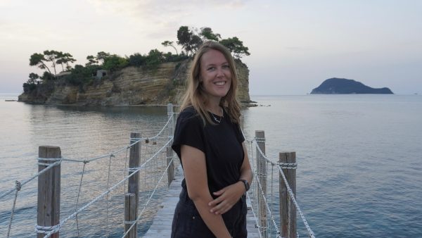 Iris kreeg hartstilstand tijdens de zwangerschap, toen ze op babymoon was. Haar zoon is toen overleden. Dit is een foto van Iris, terwijl ze bij de zee staat.