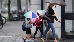 Thumbnail voor Van drukkend warm naar kans op noodweer: grote hagelstenen en zware windstoten verwacht