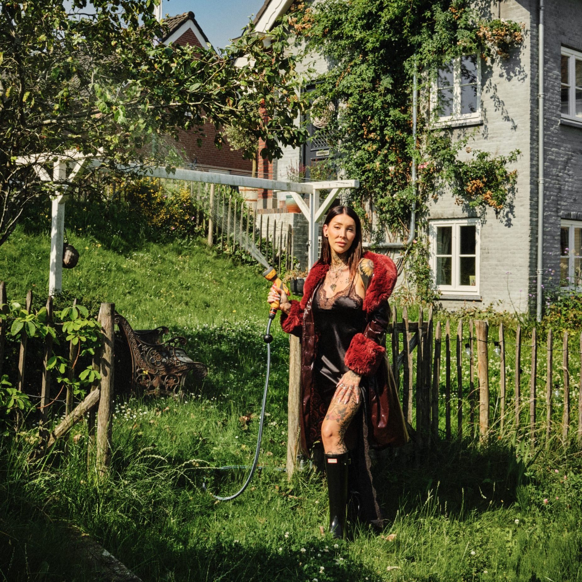 Jessie Maya woont in Brabant: 'Ik heb wel even gepolst hoe gelovig het dorp is voordat we het huis kochten'