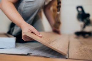Thumbnail voor Joliens buren verbouwen 's nachts: 'Ze leggen om 2.30 uur laminaat, met een decoupeerzaag'