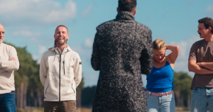 Thumbnail voor Kandidaten 'Bestemming X' krijgen bij start meteen een mindfuck: 'Er zijn gewoon twee bussen?!'