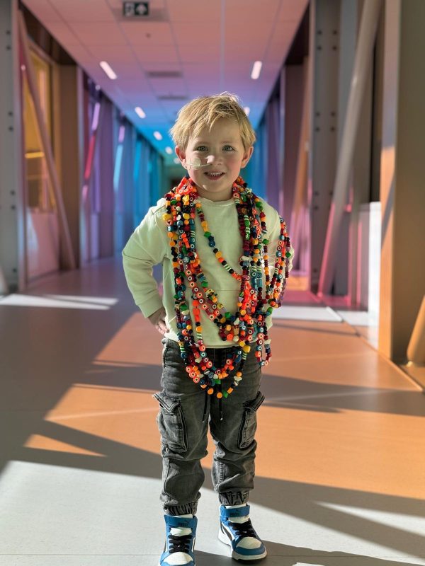 Senn met kralenketting kanjerketting