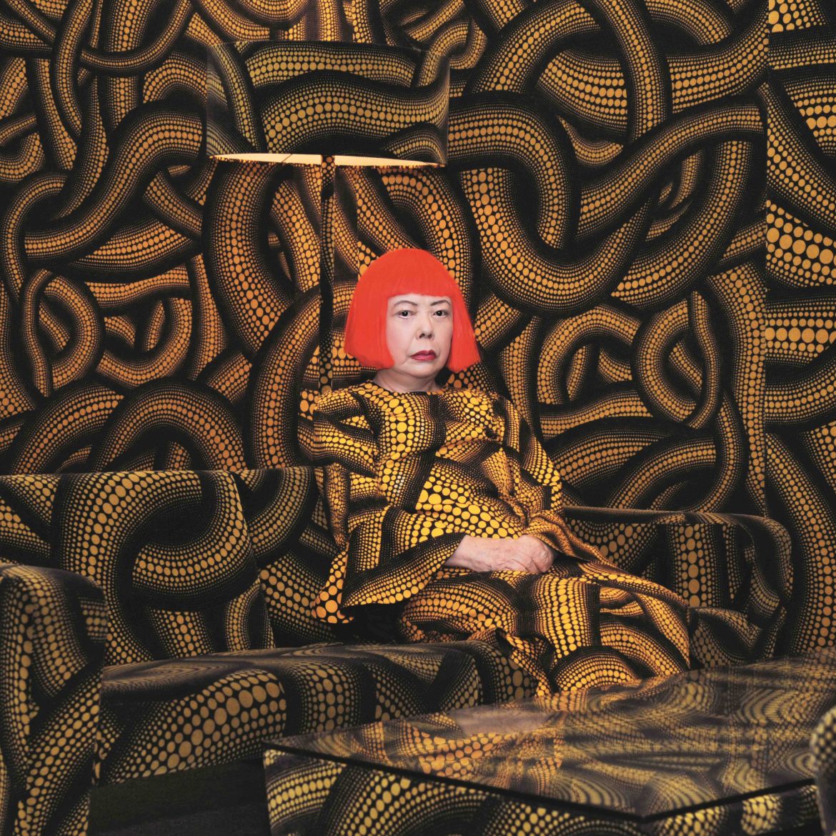 Yayoi Kusama in Yellow Tree / Living Room tijdens de Aichi Triennale in 2010 © YAYOI KUSAMA. Met dank aan Ota Fine Arts en David Zwirner
