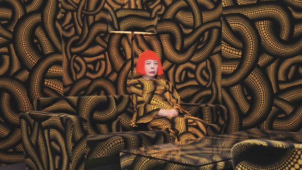 Yayoi Kusama in Yellow Tree / Living Room tijdens de Aichi Triennale in 2010 © YAYOI KUSAMA. Met dank aan Ota Fine Arts en David Zwirner