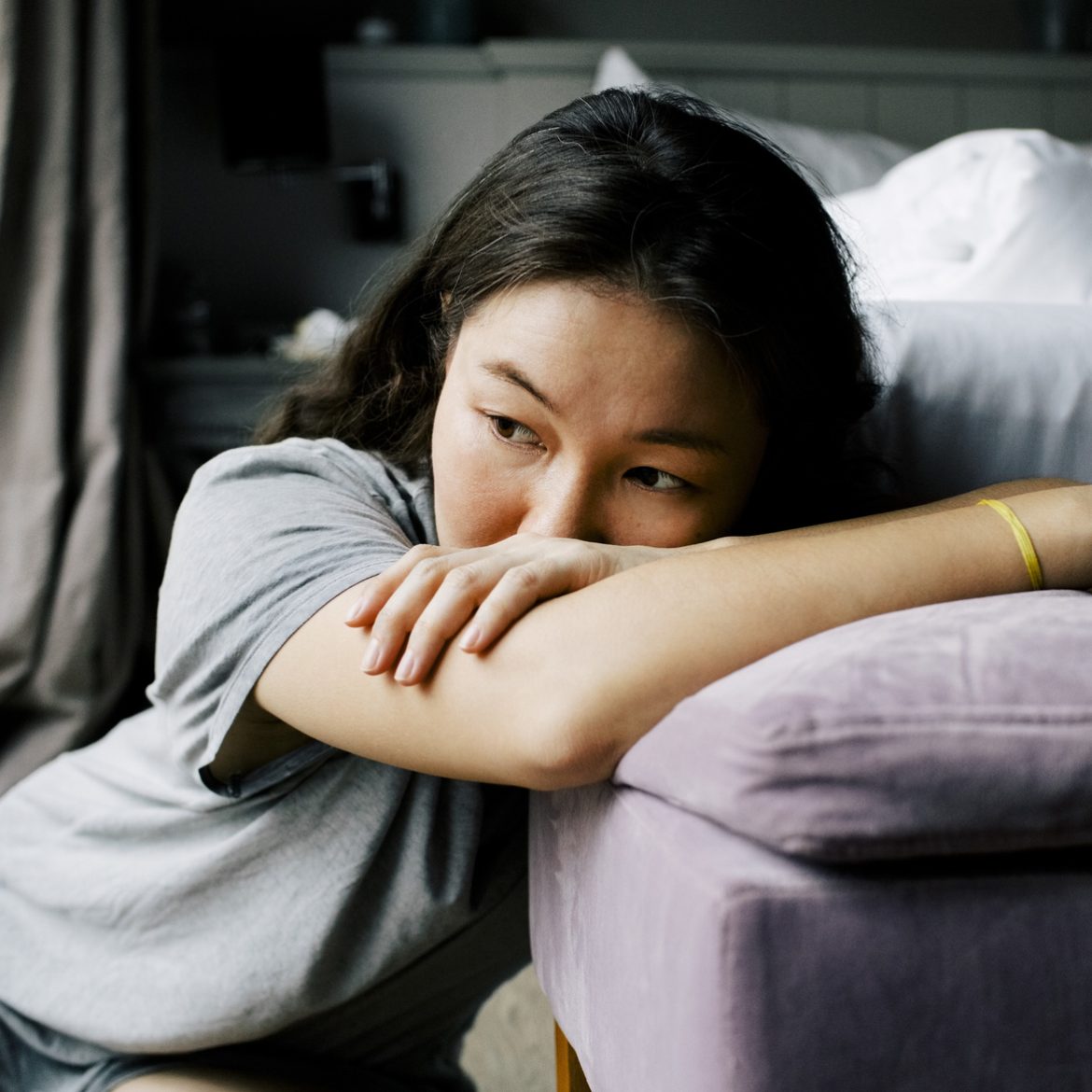 Vrouw is verdrietig want haar kinderen willen haar nieuwe vriend niet ontmoeten