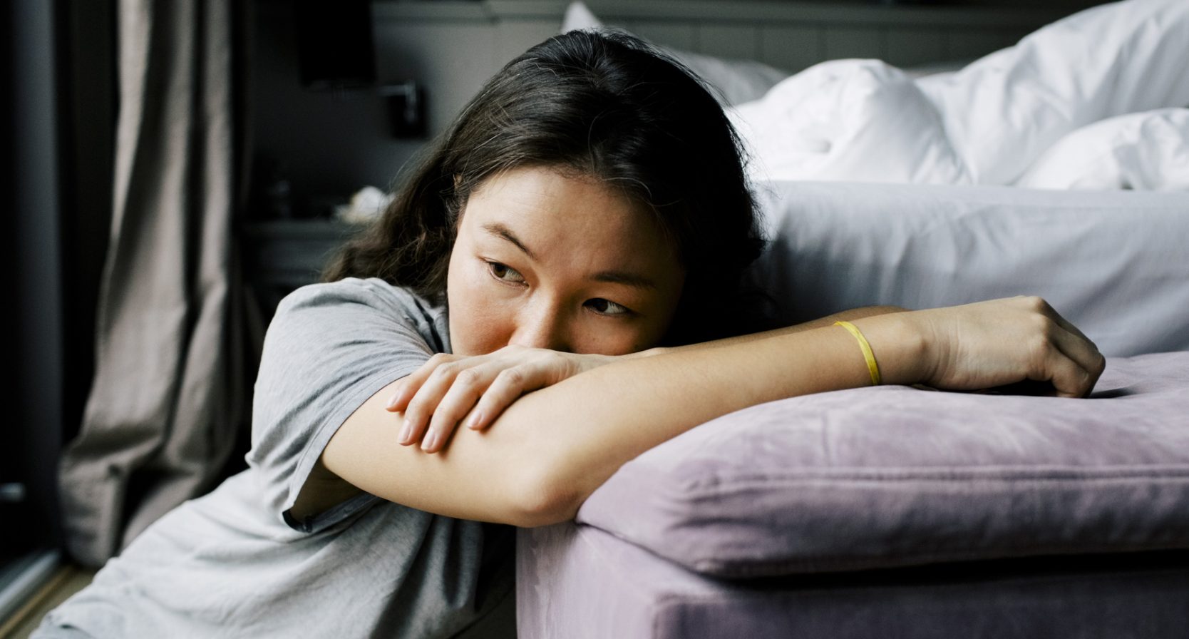 Vrouw is verdrietig want haar kinderen willen haar nieuwe vriend niet ontmoeten