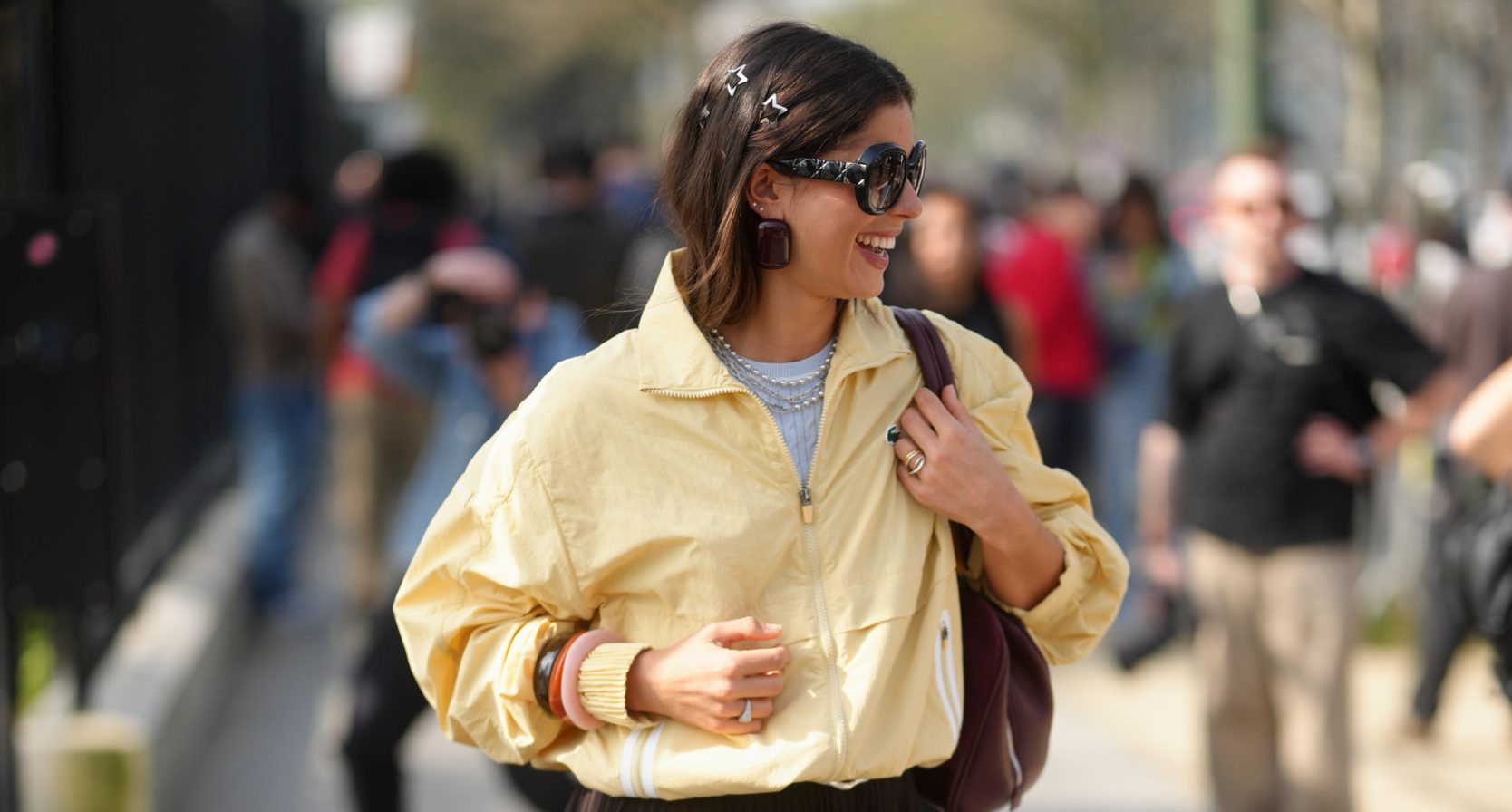 Vrouw met track jacket