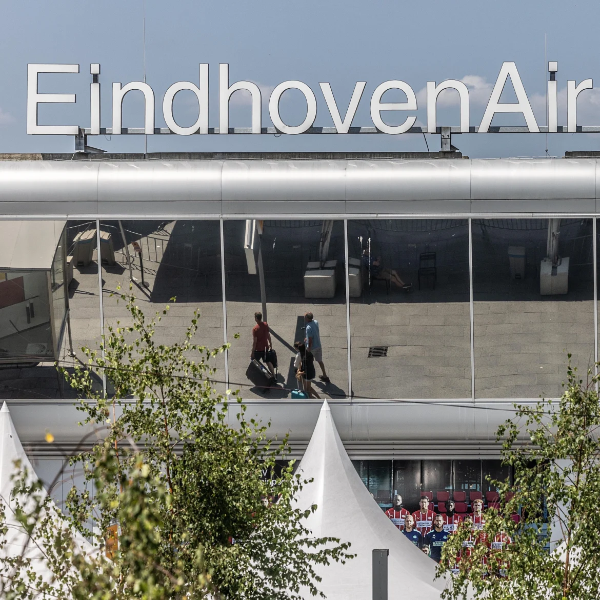 naakte vrouw Eindhoven Airport
