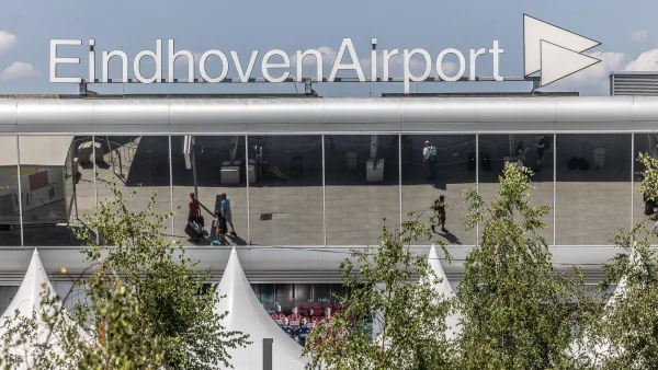 naakte vrouw Eindhoven Airport