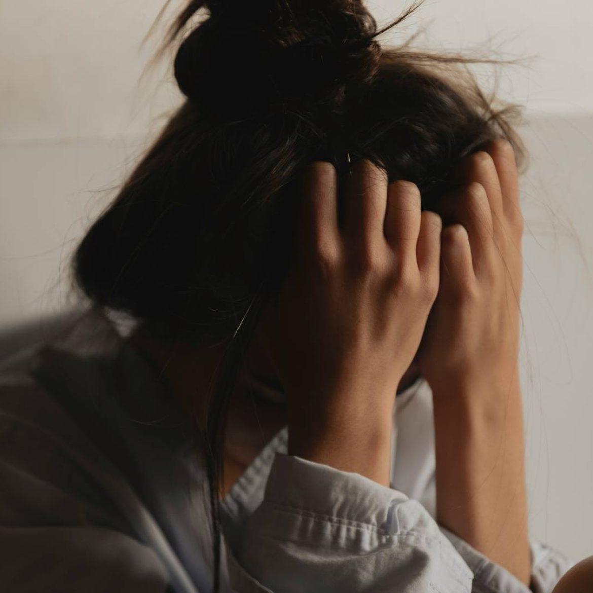 Vrouw handen in gezicht
