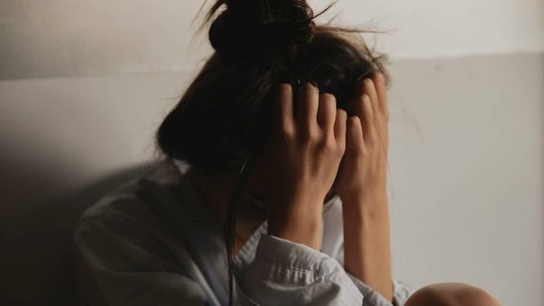 Vrouw handen in gezicht