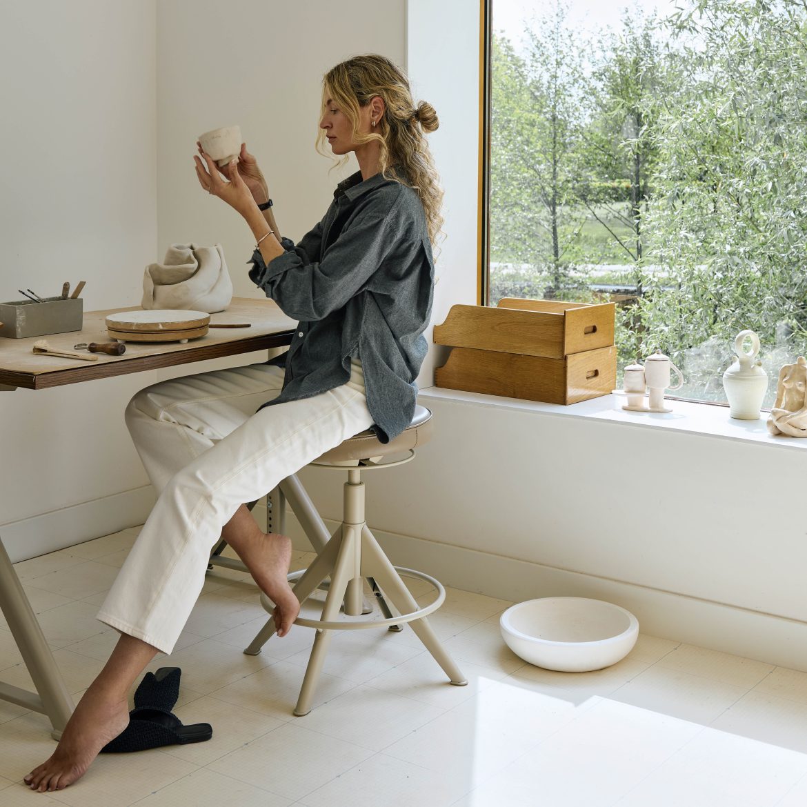 Anouk Yve is aan het keramieken in haar werkplek in huis