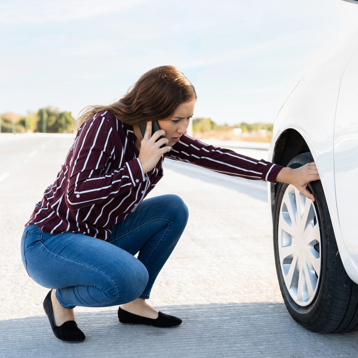 Een vrouw heeft een klapband op een verlaten weg: niemandsland.