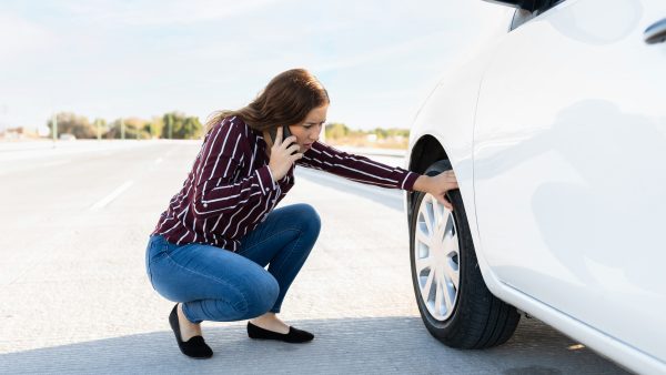 Een vrouw heeft een klapband op een verlaten weg: niemandsland.