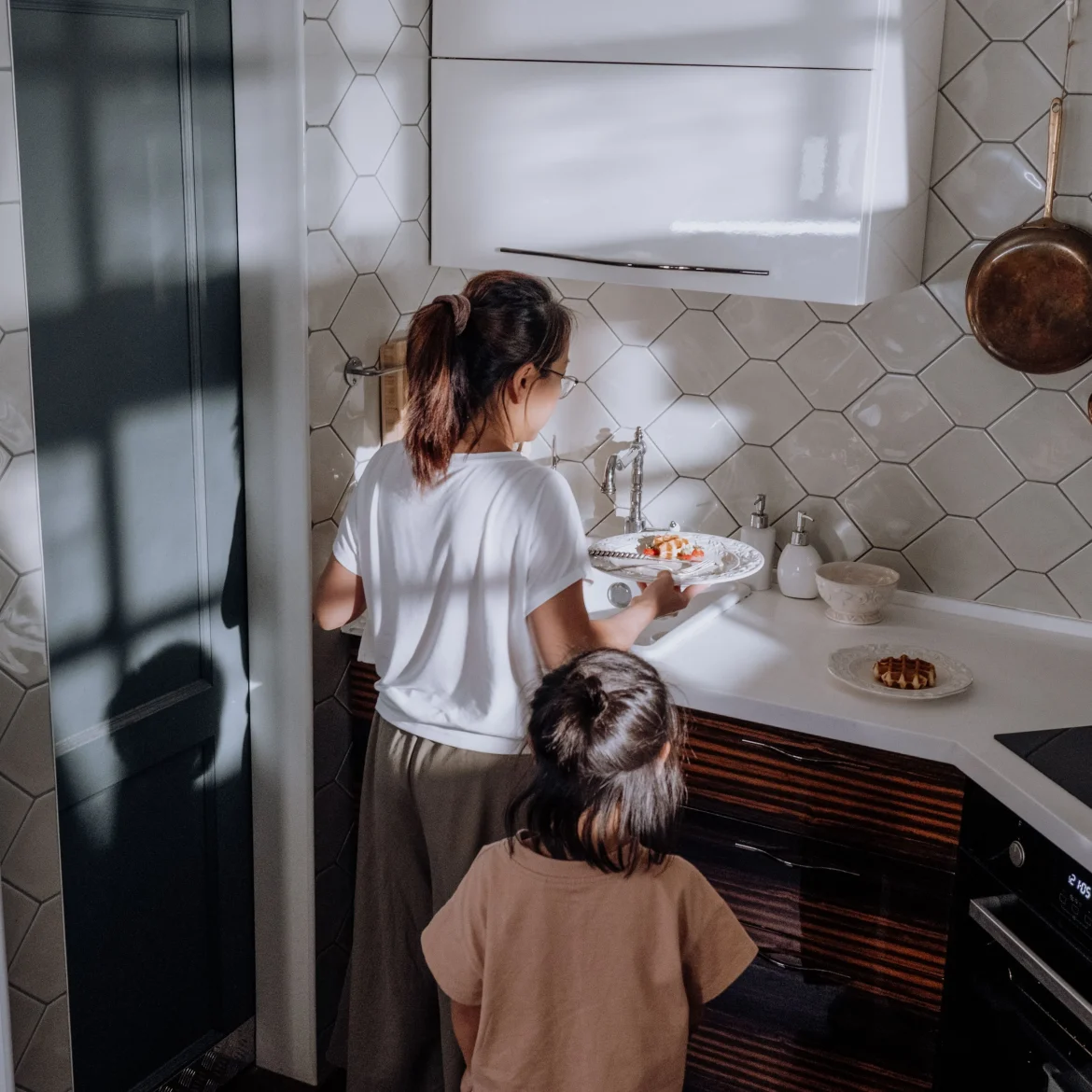 Vrouw met kind in de keuken