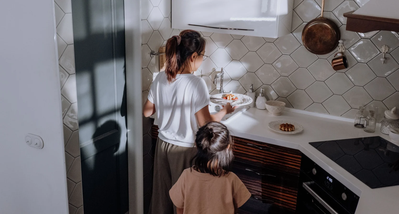 Vrouw met kind in de keuken