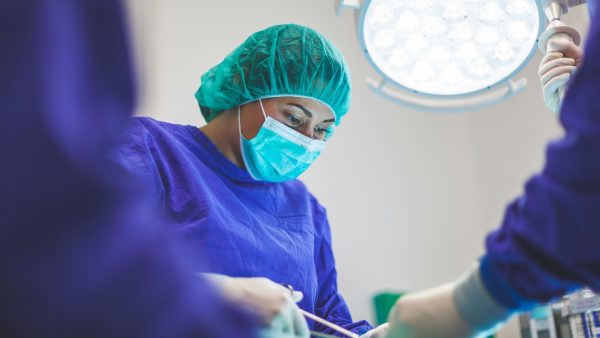 Vrouw (51) overlijdt na facelift in Turkije, familie weet maanden later nog altijd niet wat er is gebeurd