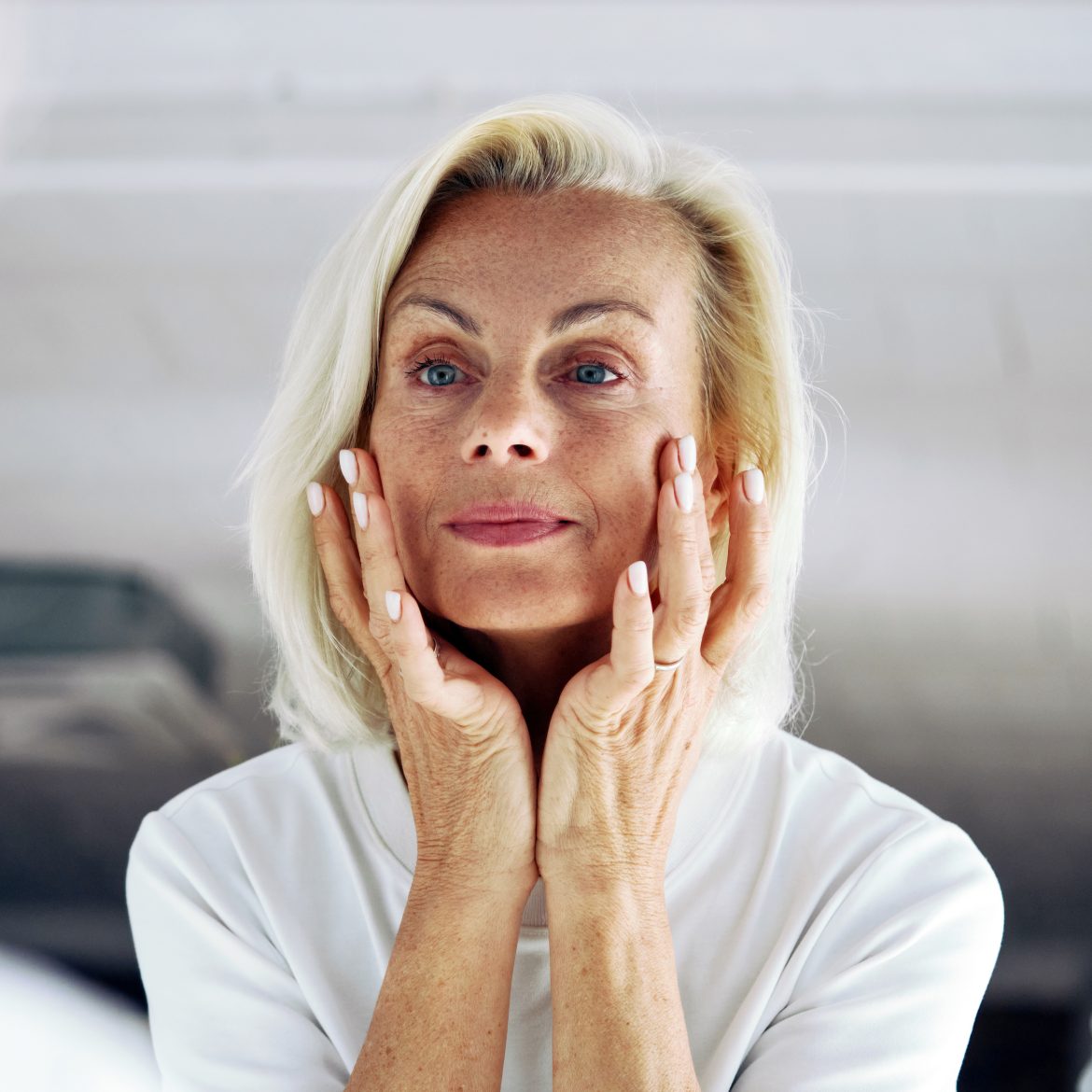 Vrouw met make-up die jonger laten lijken