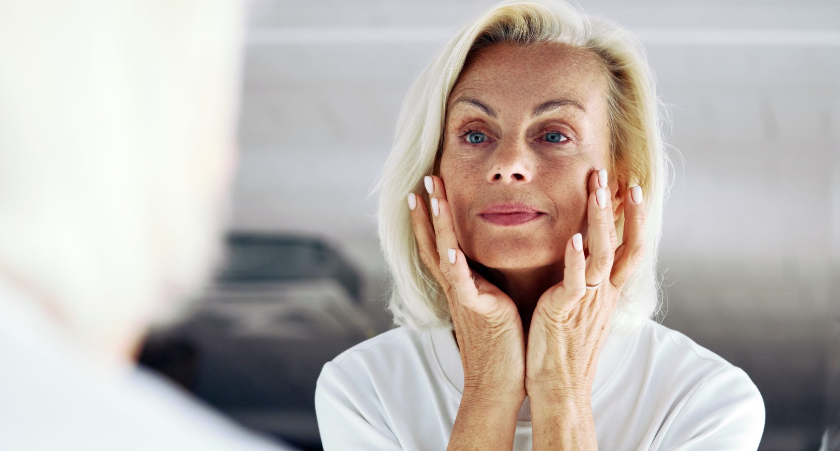 Vrouw met make-up die jonger laten lijken