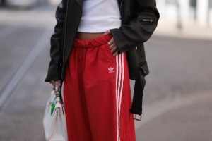 Thumbnail voor Buiten de lijntjes: de bekende Adidas-broek is er nu óók in deze populaire pasvorm