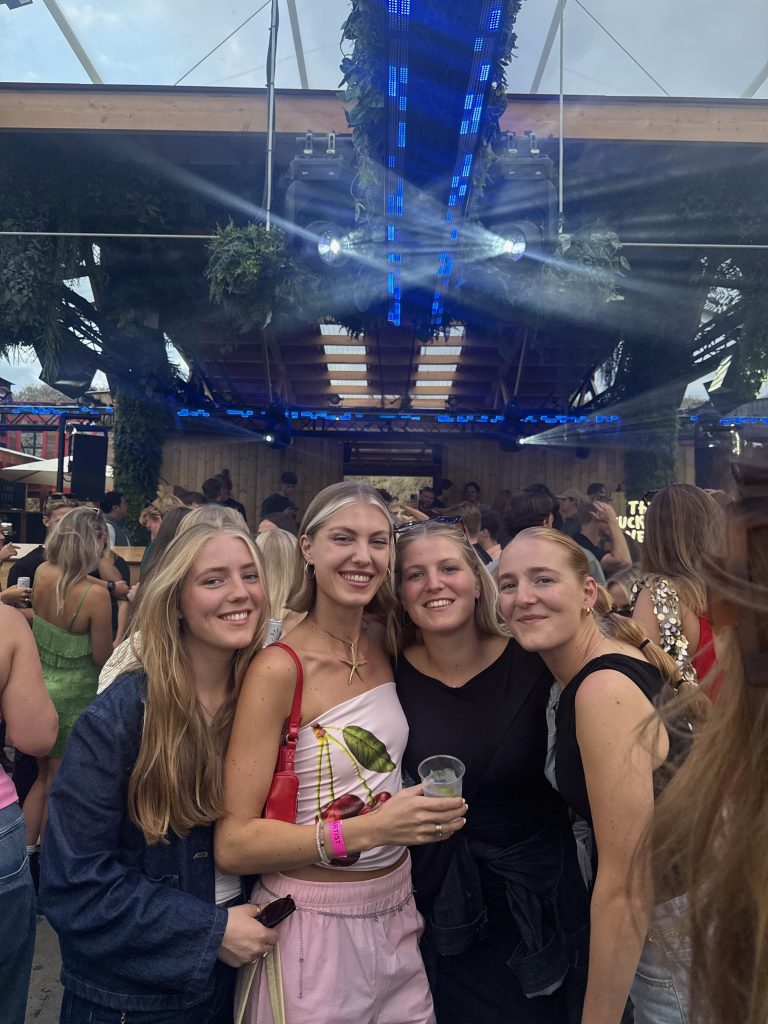 dj aat vriendinnen