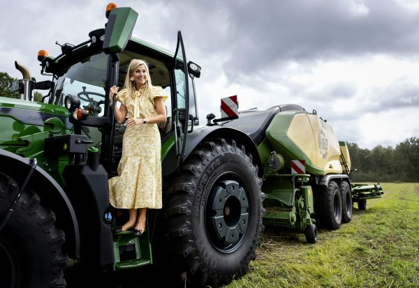 Wie doet dat haar na? Koningin Máxima kruipt achter het stuur van een trekker