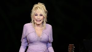 Thumbnail voor Dolly Parton (80) zweeg over gezondheid: 'Ze wilde dat iedereen om haar heen positief bleef'