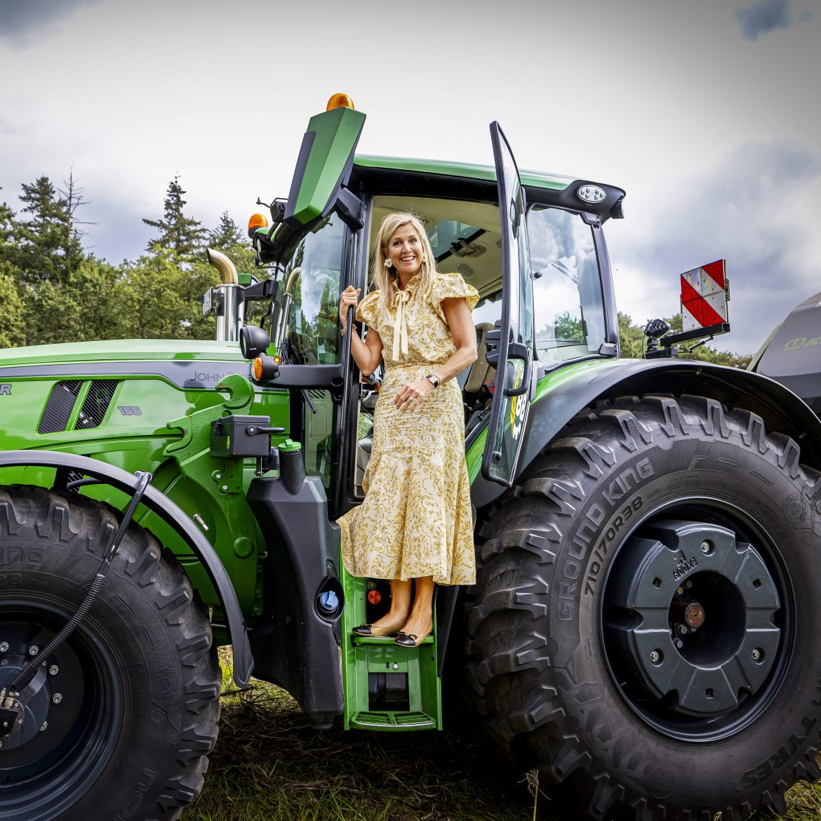 Die botergele outfit van koningin Máxima draag je net zo leuk met laarzen (hier shop je een vergelijkbaar alternatief)