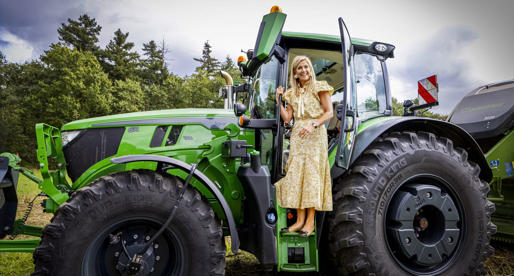 Die botergele outfit van koningin Máxima draag je net zo leuk met laarzen (hier shop je een vergelijkbaar alternatief)