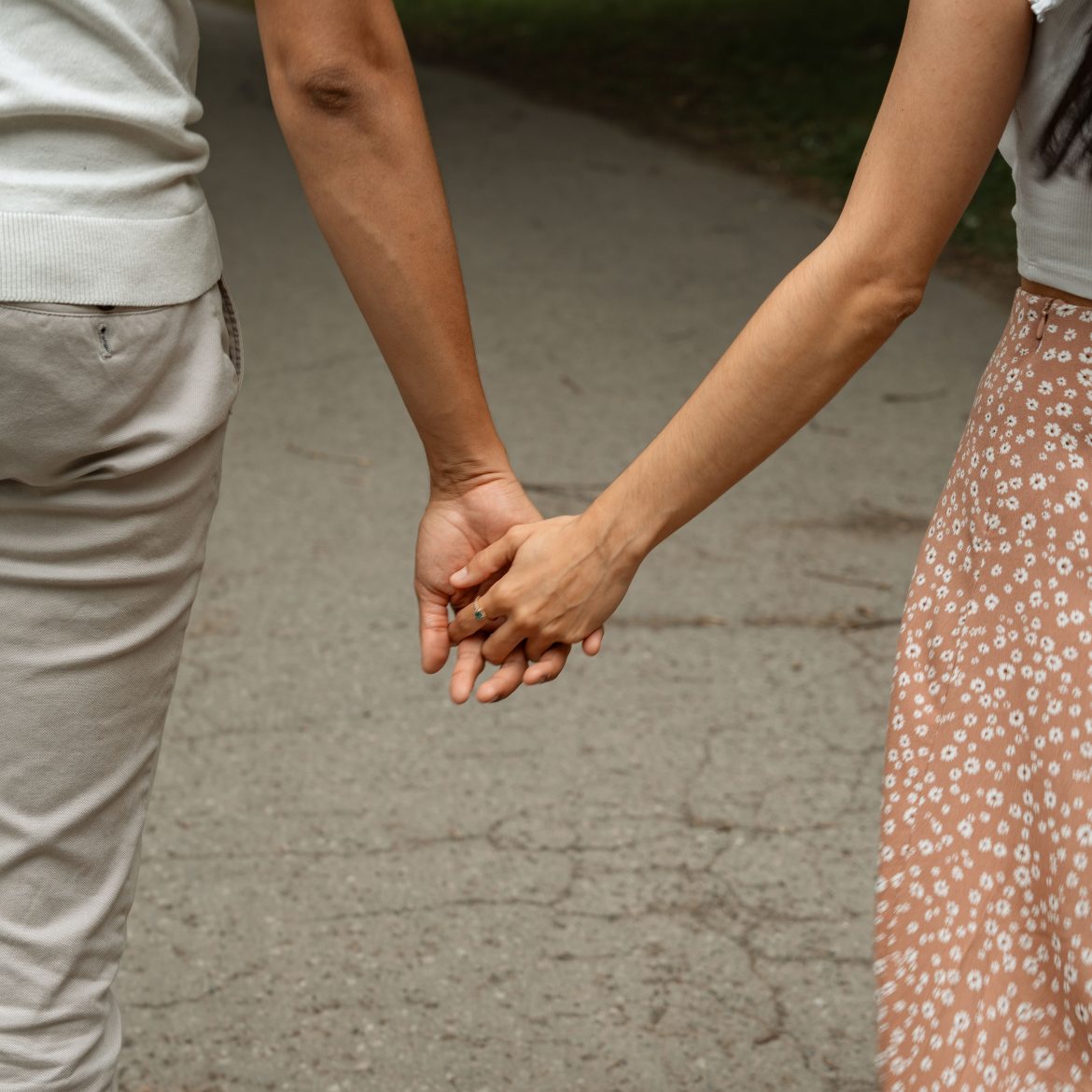 Koppel hand in hand - Liefde, een flirt of daartussen? Verschillende datingapps op een rij