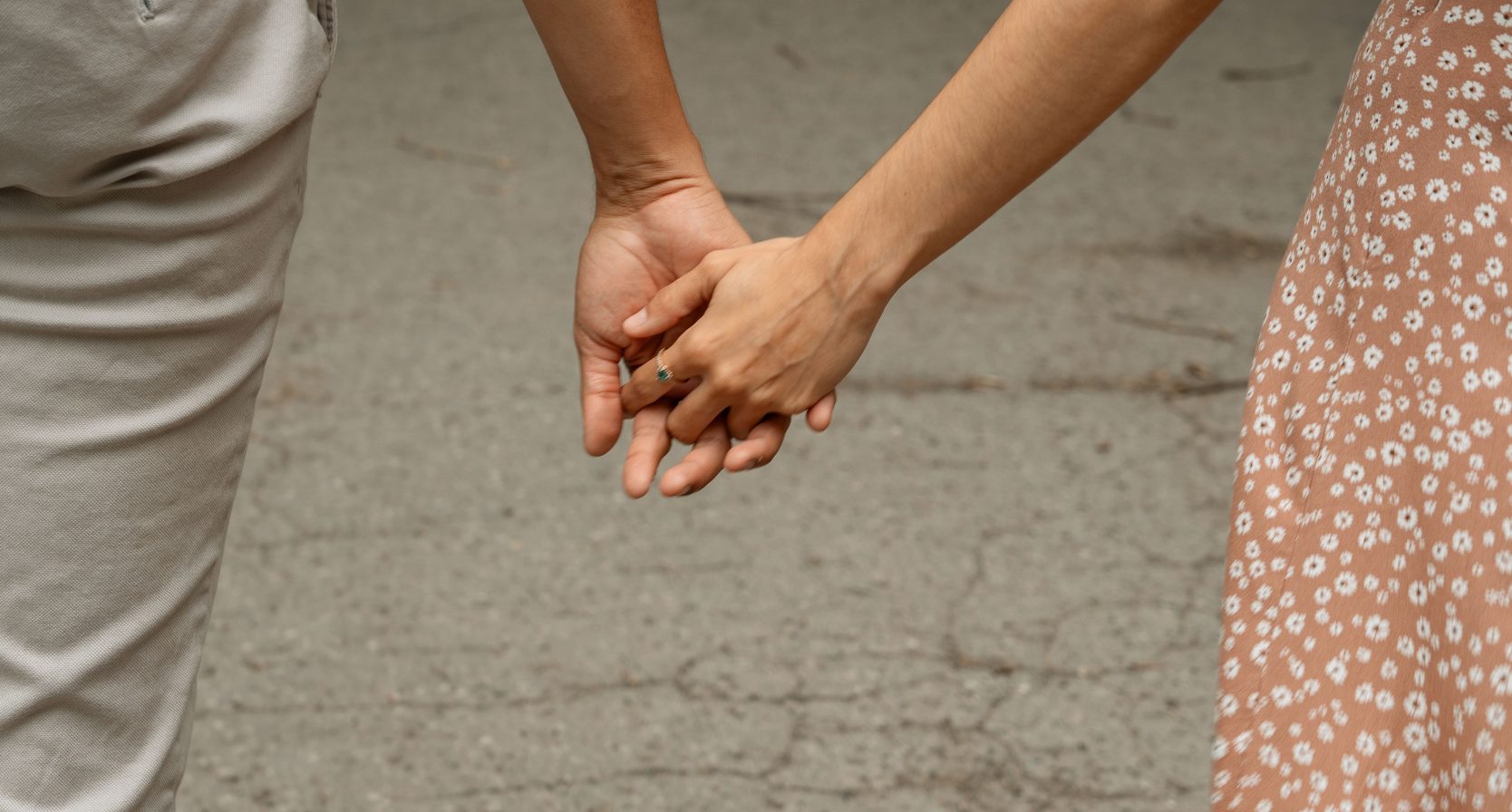 Koppel hand in hand - Liefde, een flirt of daartussen? Verschillende datingapps op een rij