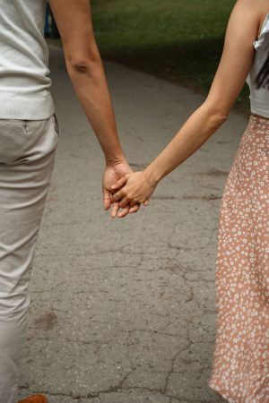 Koppel hand in hand - Liefde, een flirt of daartussen? Verschillende datingapps op een rij