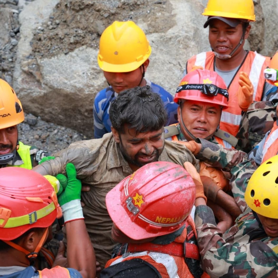Mannen worden gered uit tunnel na overstroming Nepal