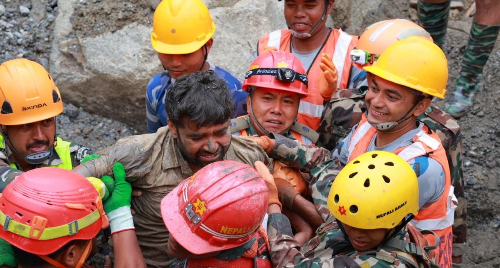 Mannen worden gered uit tunnel na overstroming Nepal