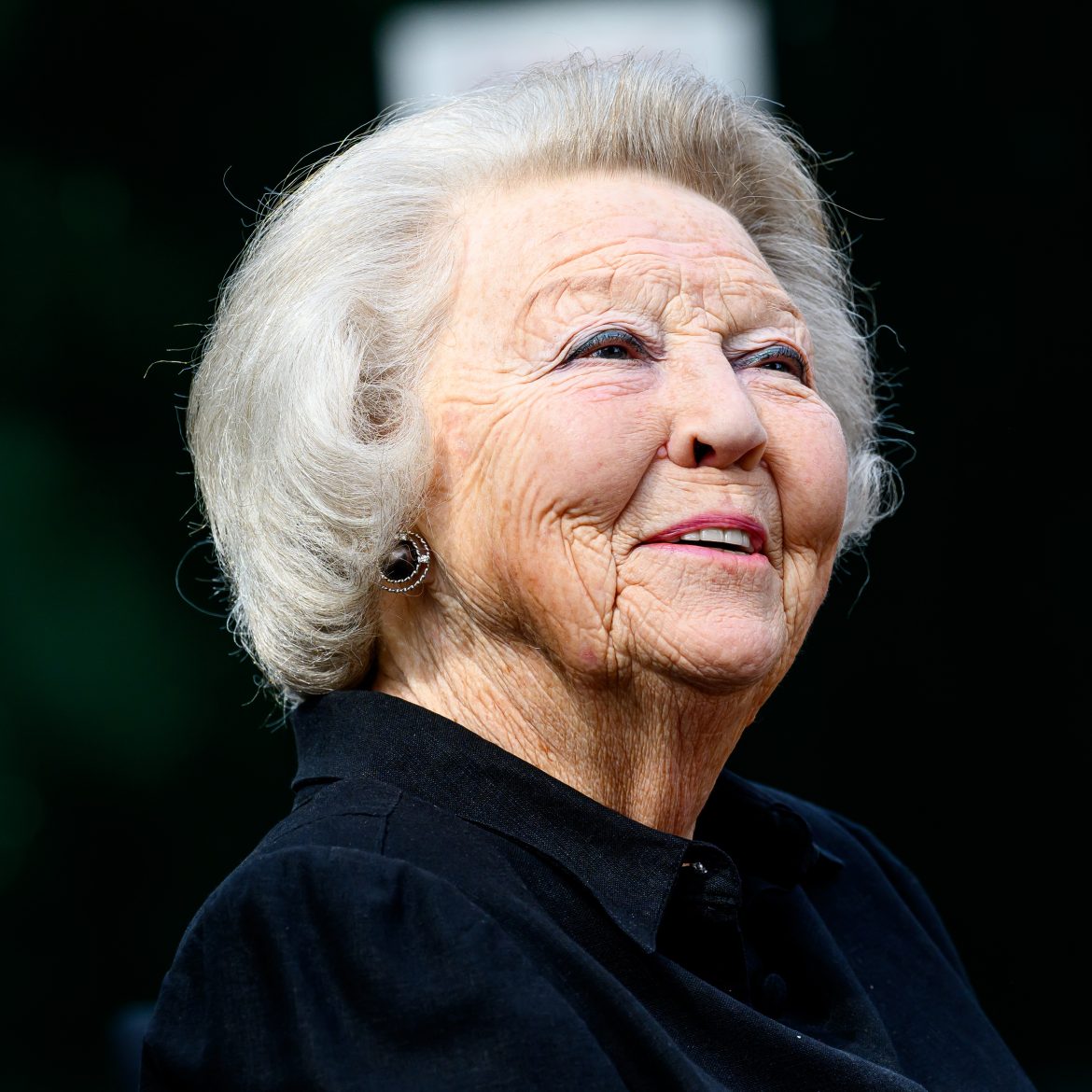 Prinses Beatrix lachend op de foto.