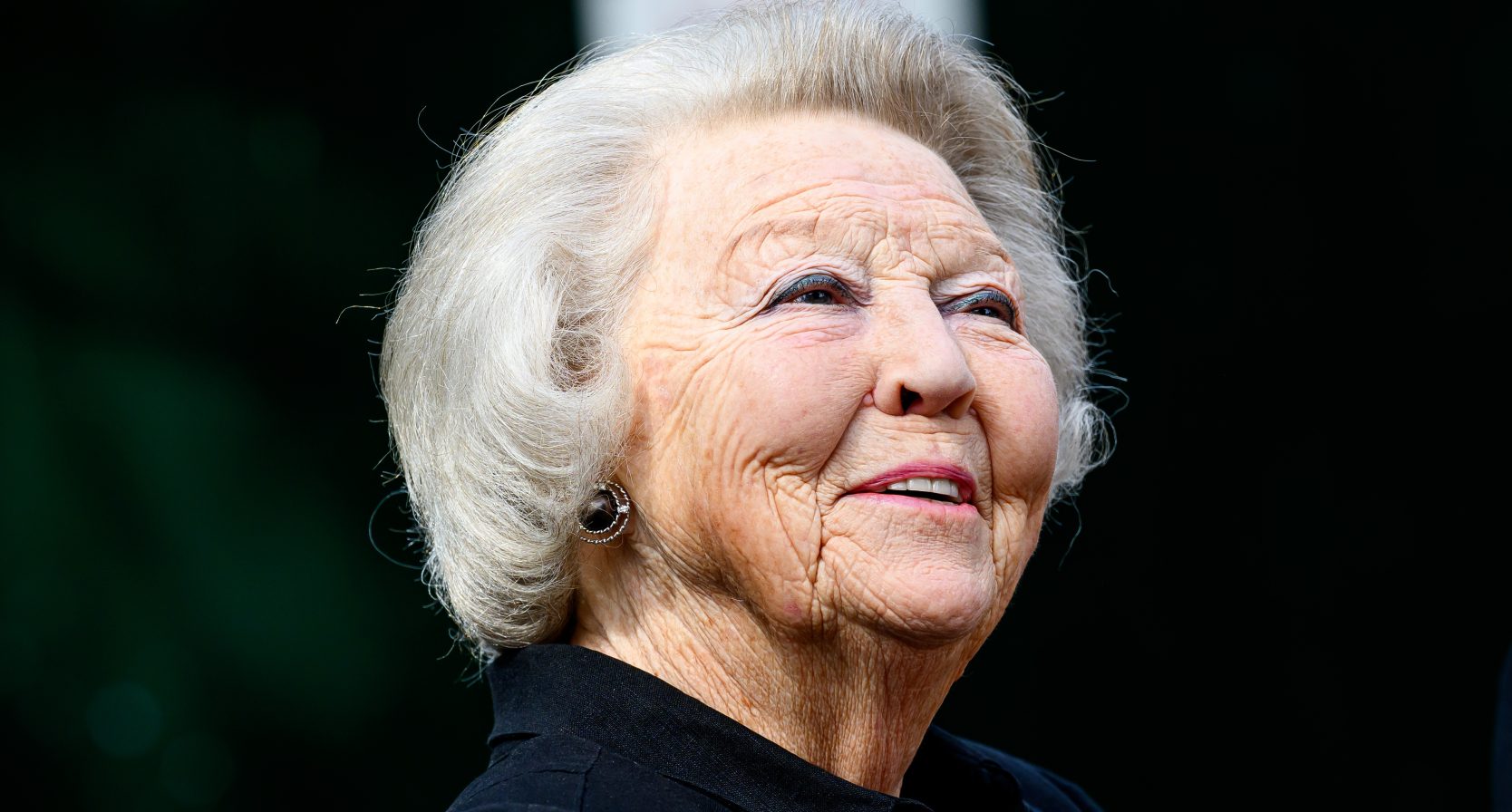 Prinses Beatrix lachend op de foto.