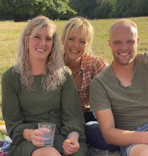 Thumbnail voor Yvon Jaspers bezoekt baby van 'Boer zoekt Vrouw'-stel Sander en Janine: 'Wat een schatje!'
