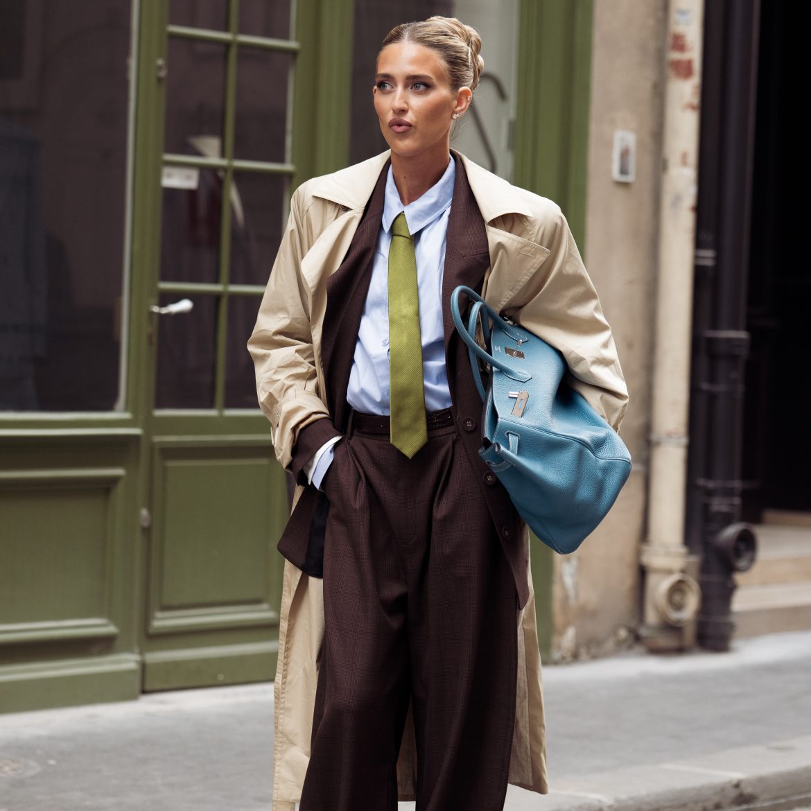 vrouw in unisex kleding