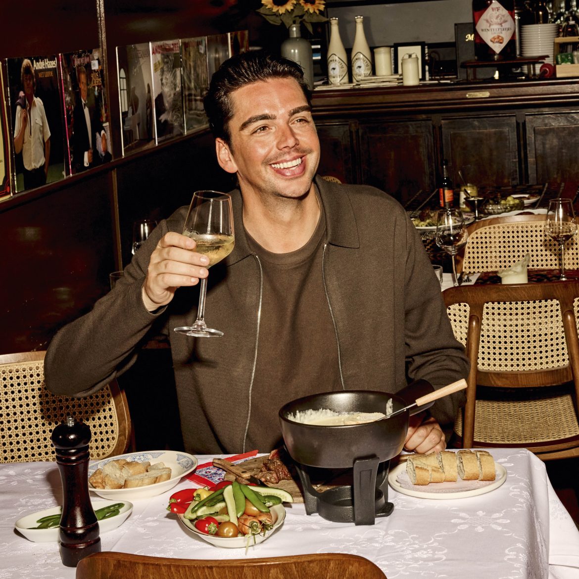 Yves Berendse aan de kaasfondue