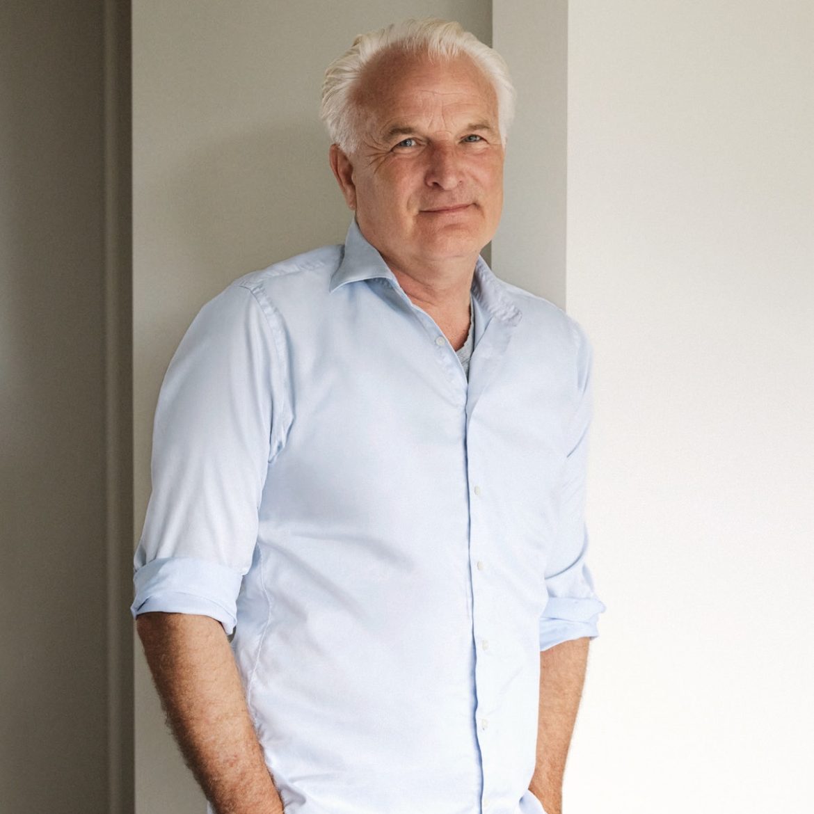 Bob Sikkes in zijn woning in Amsterdam