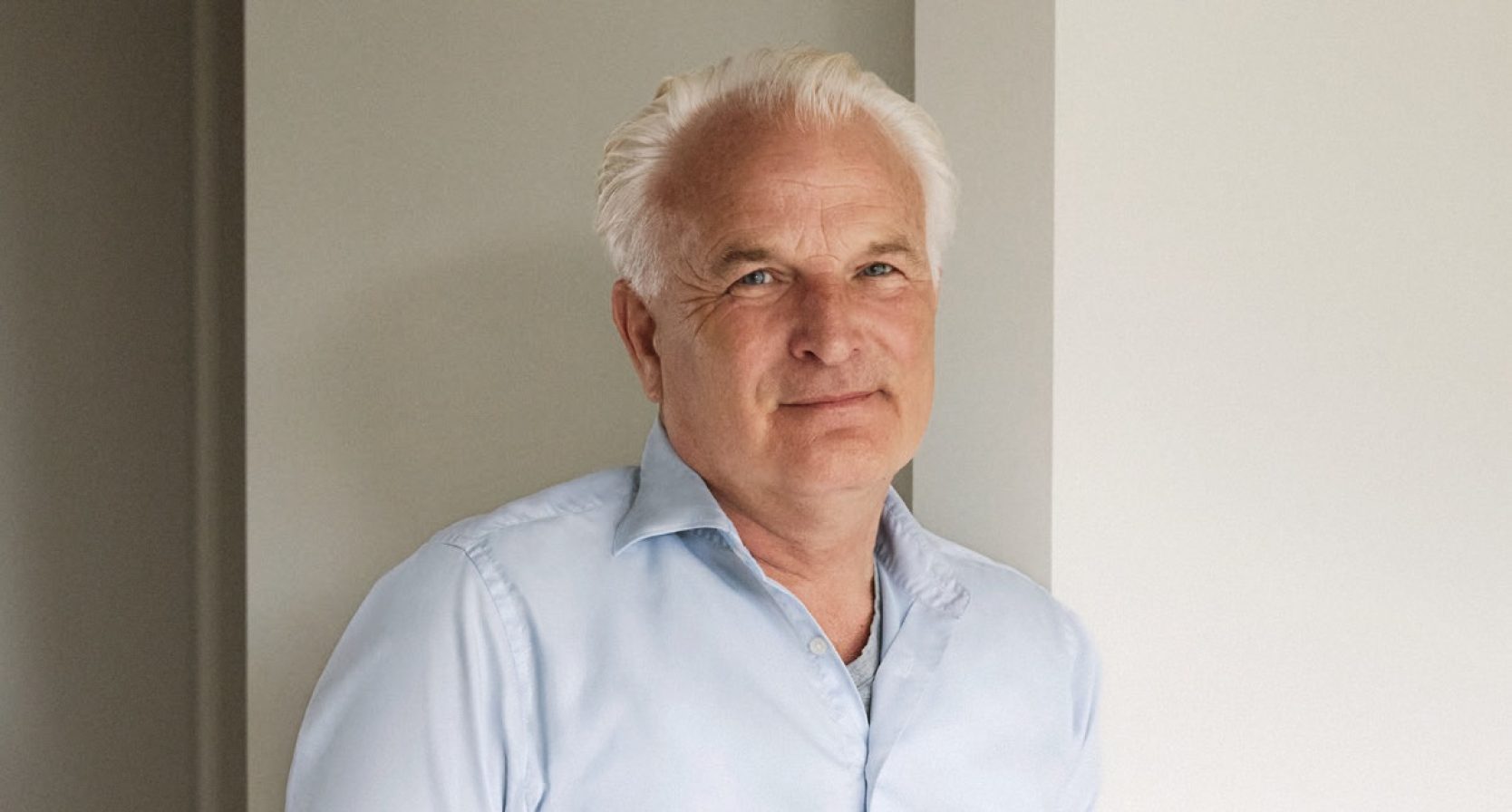 Bob Sikkes in zijn woning in Amsterdam