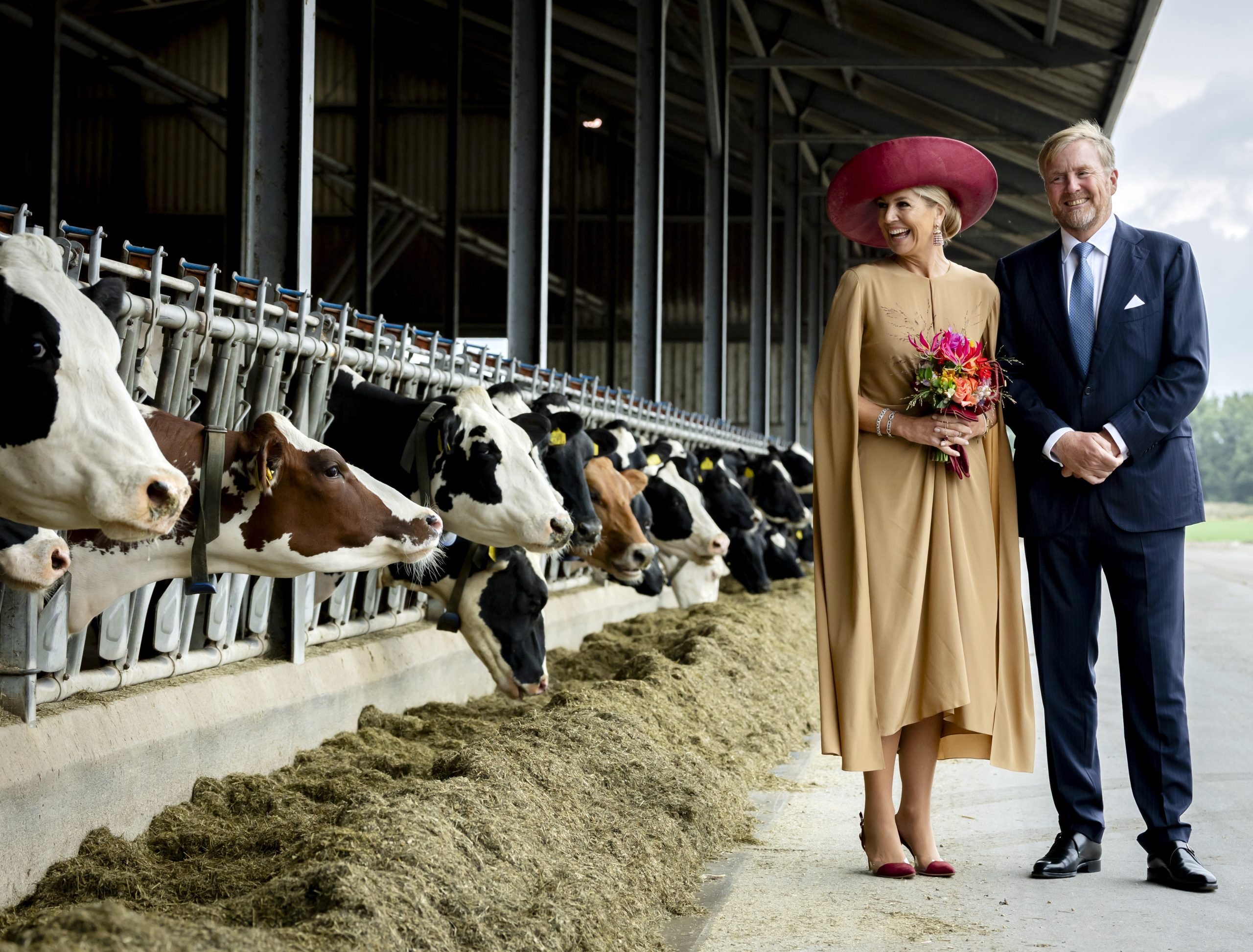 Máxima met rode accessoires