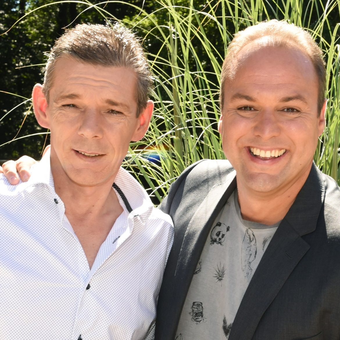 Frans en Dorus Bauer samen lachend op de foto.