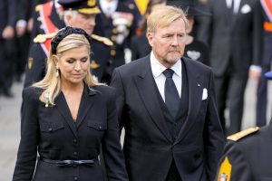Thumbnail voor Bijzonder detail tijdens uitvaart koning Harald: Máxima draagt ketting die ze van Mette-Marit kreeg