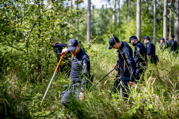 Verborgen vuurwapens gevonden bij basisschool in Overasselt