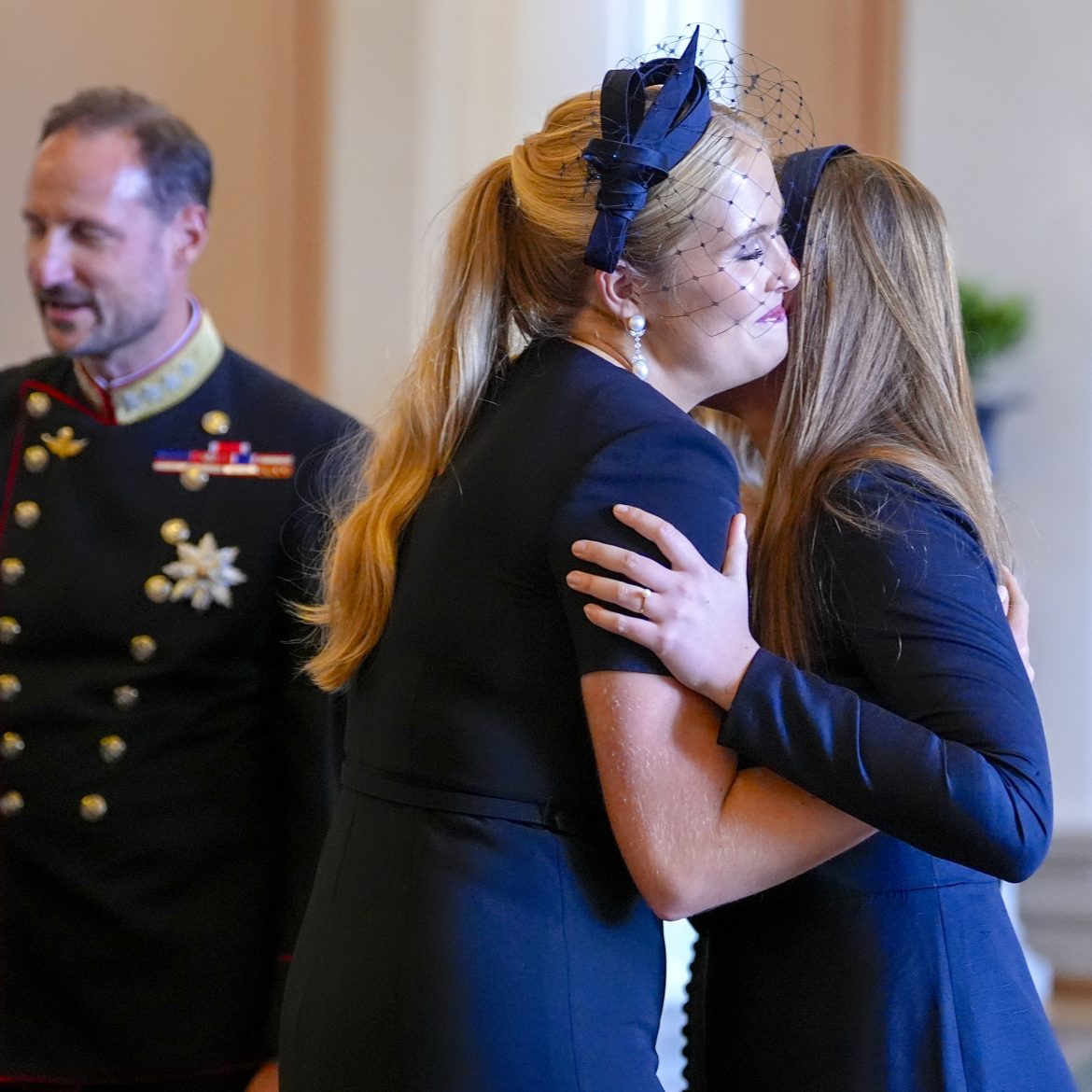 Prinses Amalia geeft Ingrid Alexandra een steunende knuffel