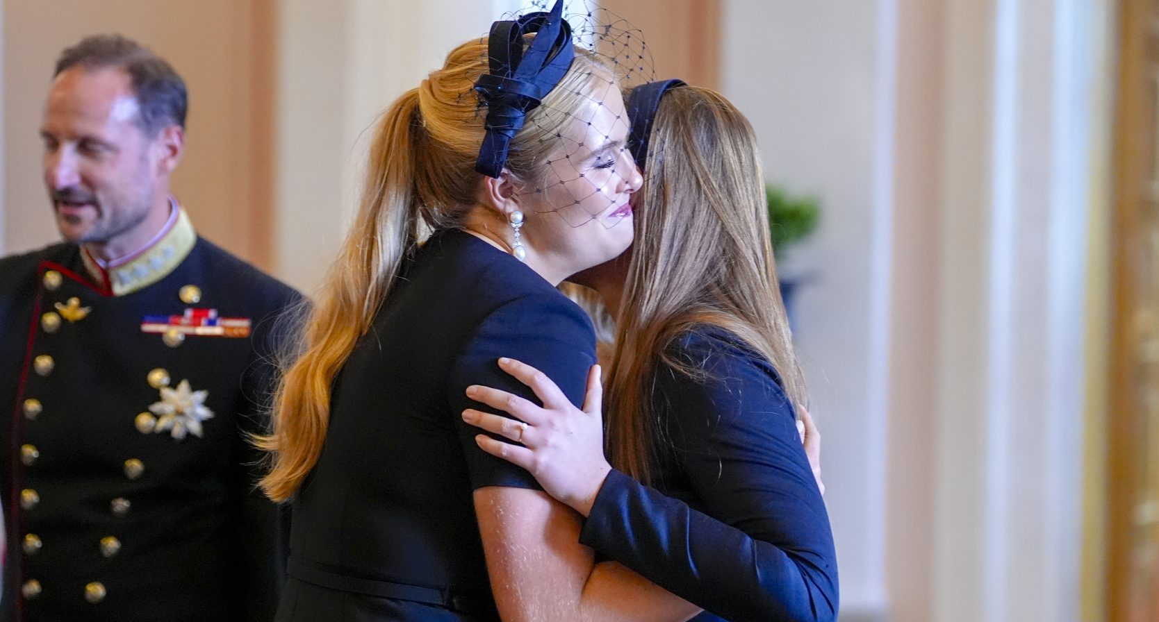 Prinses Amalia geeft Ingrid Alexandra een steunende knuffel
