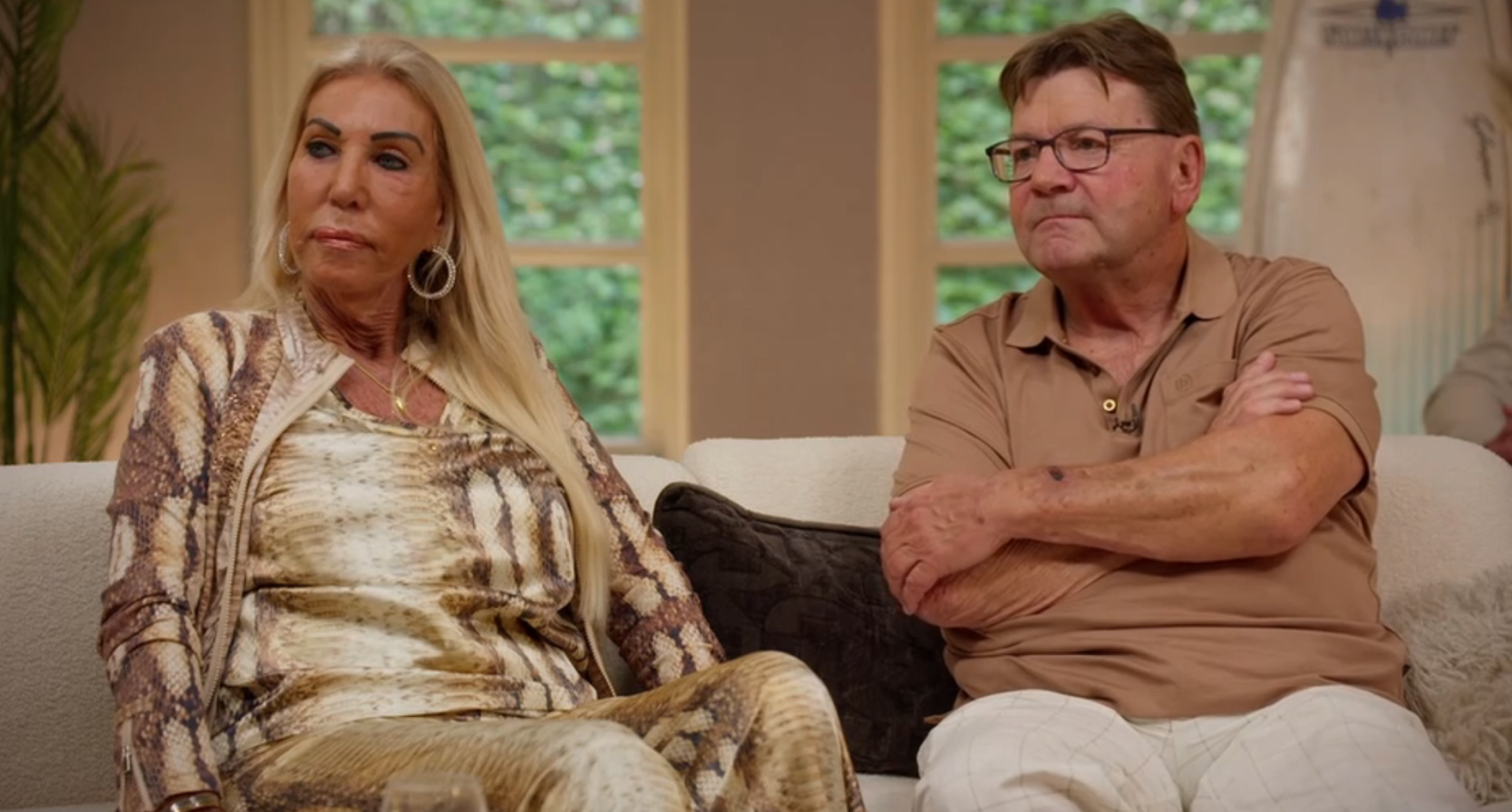 Caroline en Arie op de bank tijdens de reünie-aflevering van 'B&B Vol Liefde'
