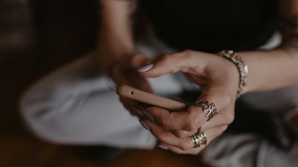 Ali's vriendin zei filmavond af en stuurde haar een Tikkie: 'Dus stuurde ik er eentje terug'